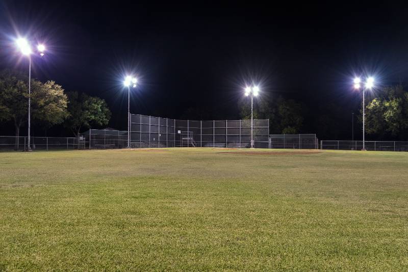 campo baseball illuminato in notturna