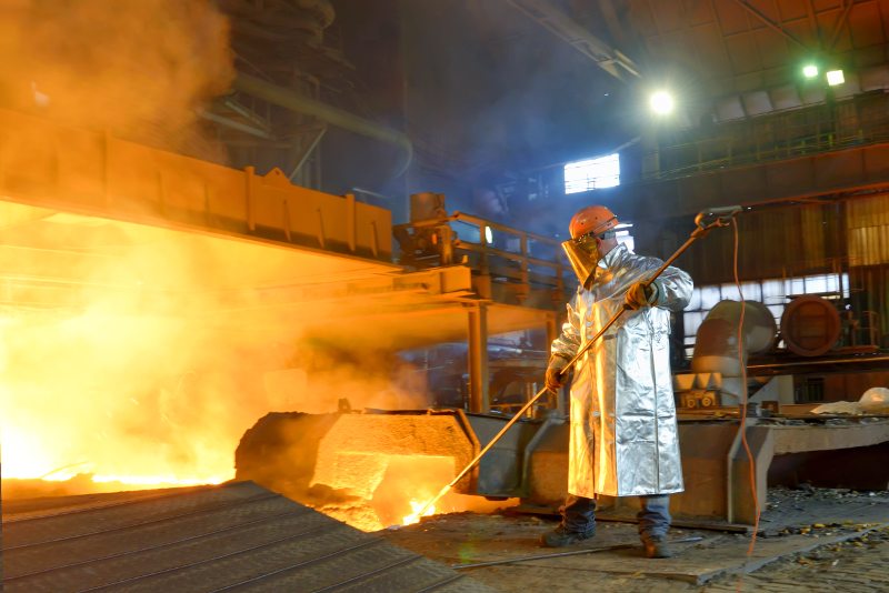 Lavoratore dell'industria nella fabbrica d'acciaio