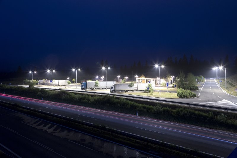 piazzale autostrada camion